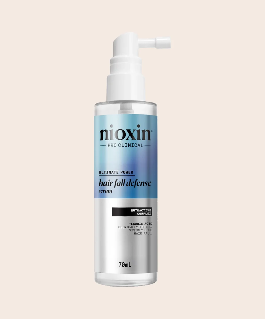 Nioxin Pro Clinical Hair Fall Defense Serum i genomskinlig pumpflaska med blå etikett, 70 ml